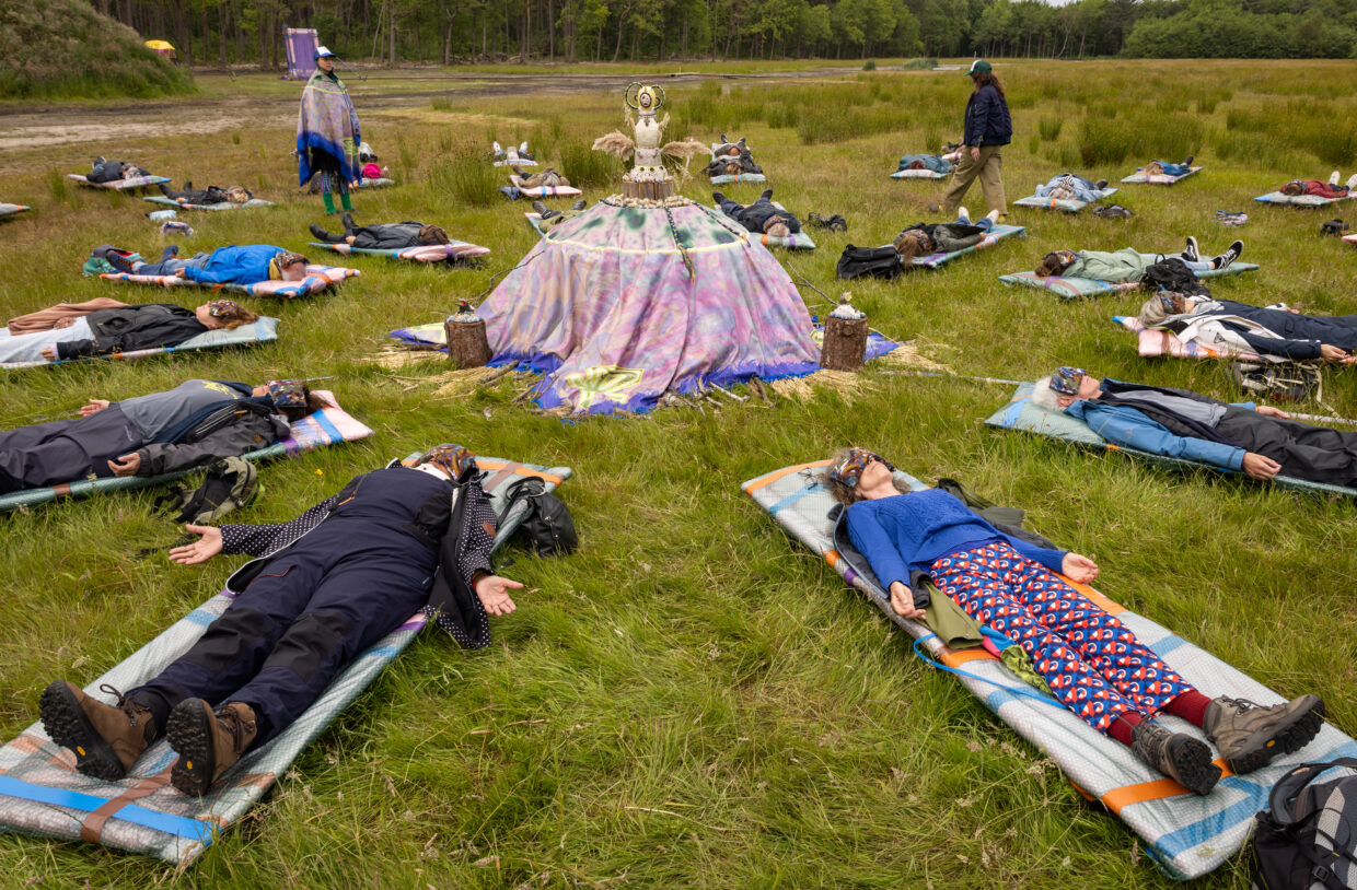 Ernstige zoektocht naar ‘healing’ in een zonnetempel op Oerol