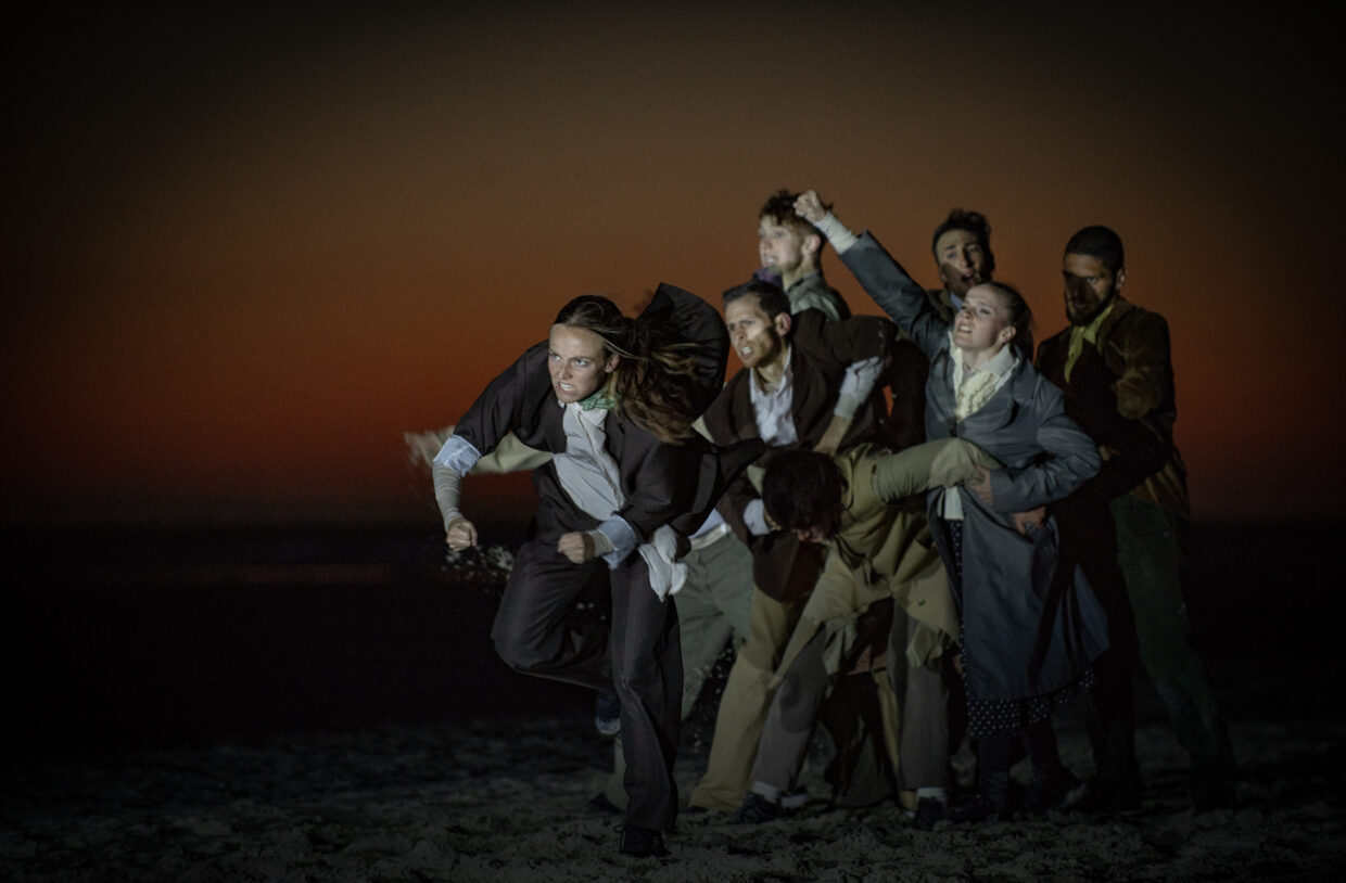 Krachtige schijnwerpers scheppen groots zee- en strandtheater