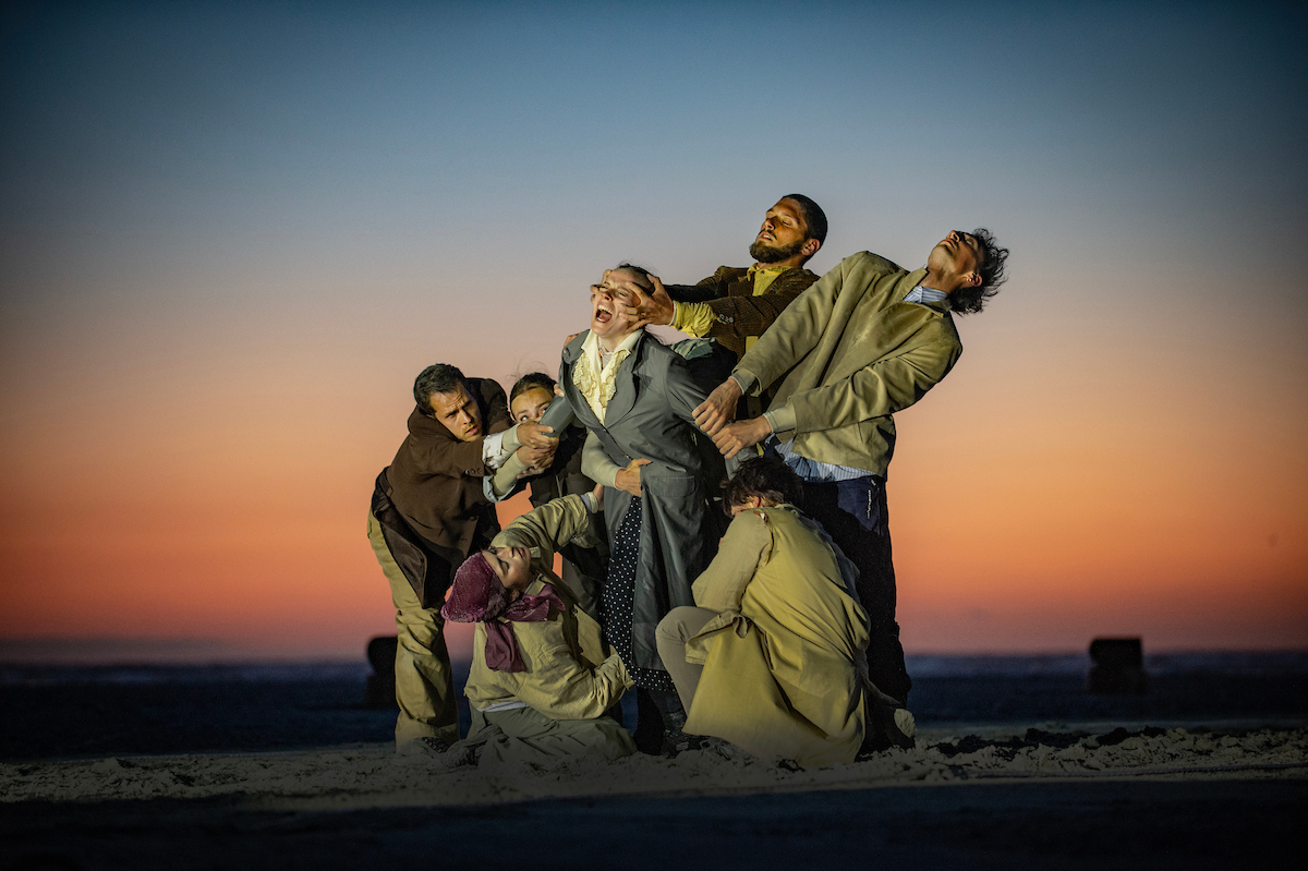 Ivgi&Greben worstelt met de elementen op Oerol: “Zand in neus, oren en ogen”