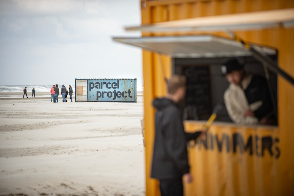 De geestdodende reis van een postpakketje