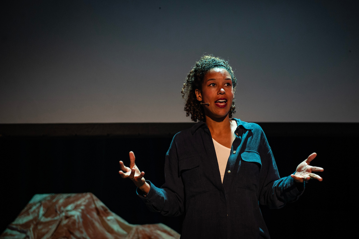 Oerol: hoe hou je de festivalsfeer erin als het giet? En een leerzame voorstelling over bauxiet en Suriname