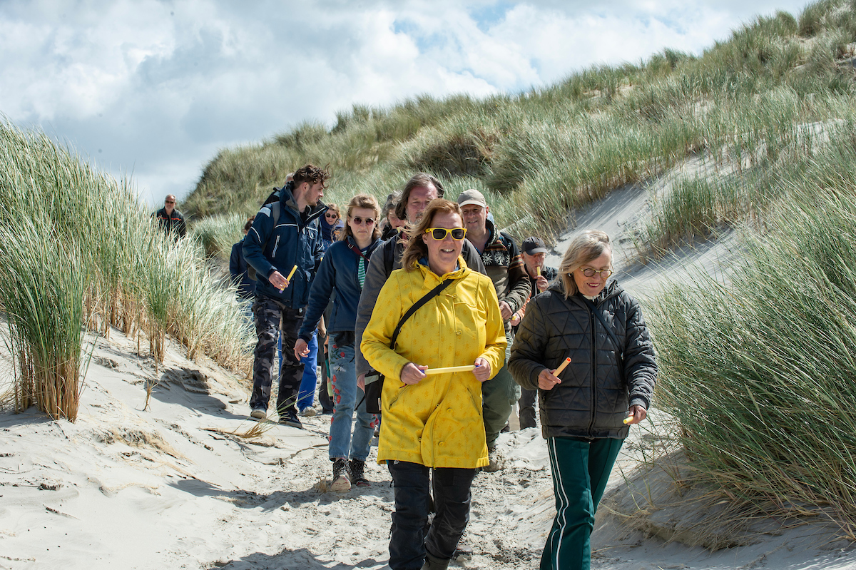 Oerol 2024: vallende bijlen, wandelende strandbeesten, feesten voor een betere wereld én heel veel regen