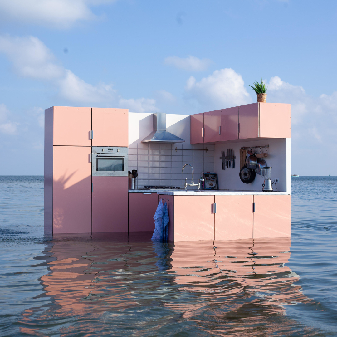 Een roze keuken staat in de zee en is tot de helft ondergelopen met water