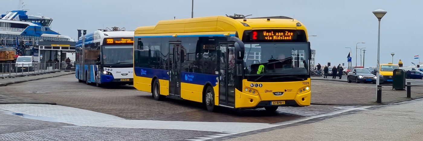 Gele bus van -buzz rijdt van het Havenplein op Terschelling