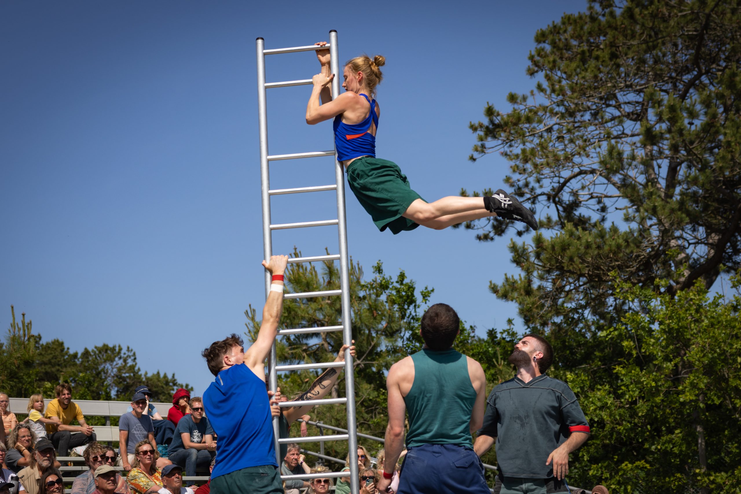 Huiveringwekkende balanceeracts op hekwerk