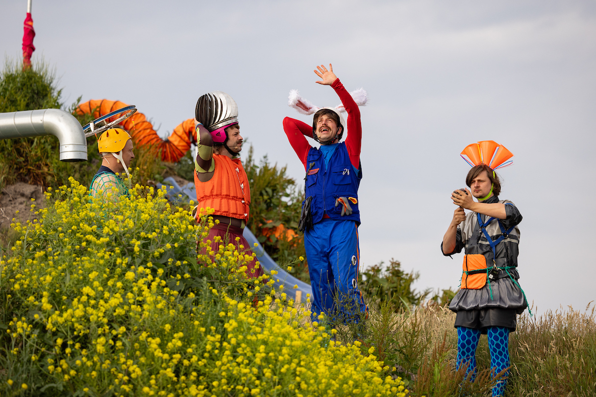 Kolderieke zoektocht naar poëtische inspiratie in de duinen