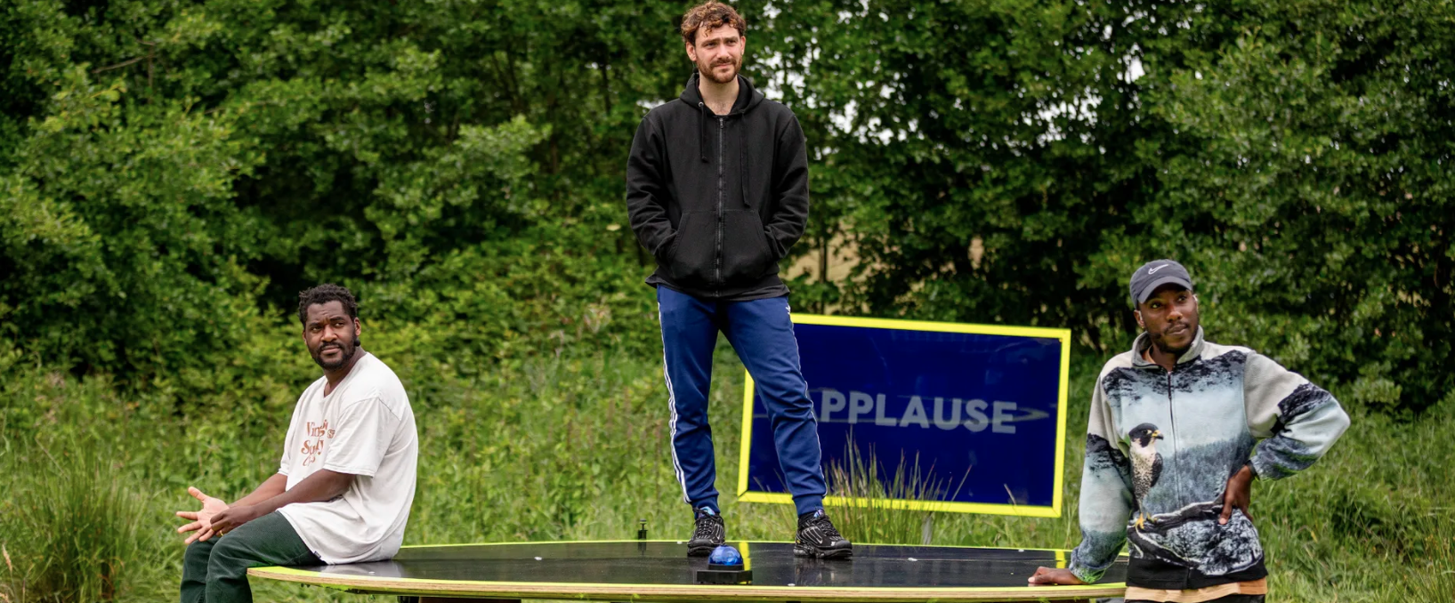 Zeven maanden met theatergroep RAST op weg naar Oerol. Waar vind je de ideale locatie: op het strand of in de duinen?