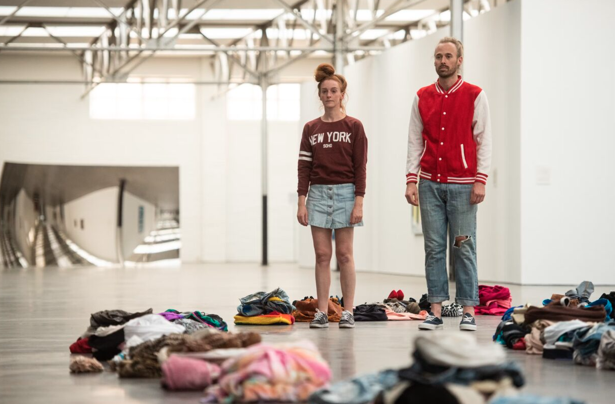 Urenlange verkleedpartij langs een rij van zo’n duizend tassen toont een fluïde zelfbeeld