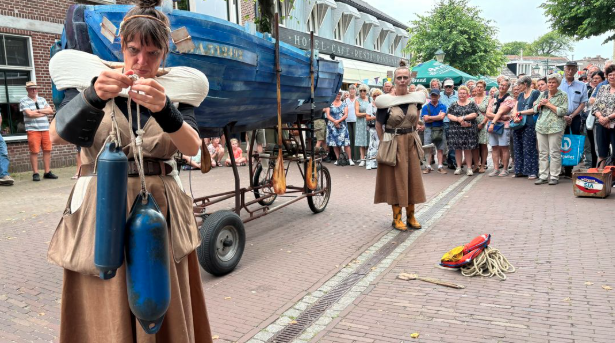 Vissersvrouwen op wielen verleiden het straatpubliek op Oerol