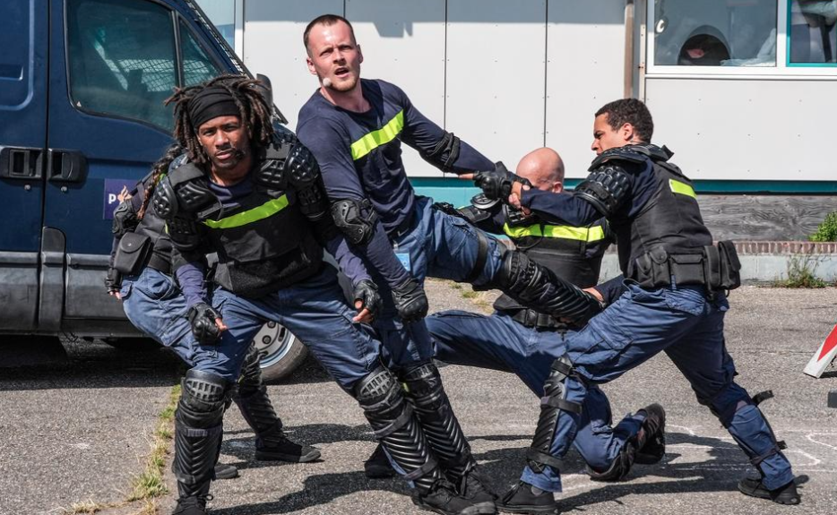 Oerol-voorstelling over eten: een bord vol schuld. Plus dansende agenten en armoedeporno