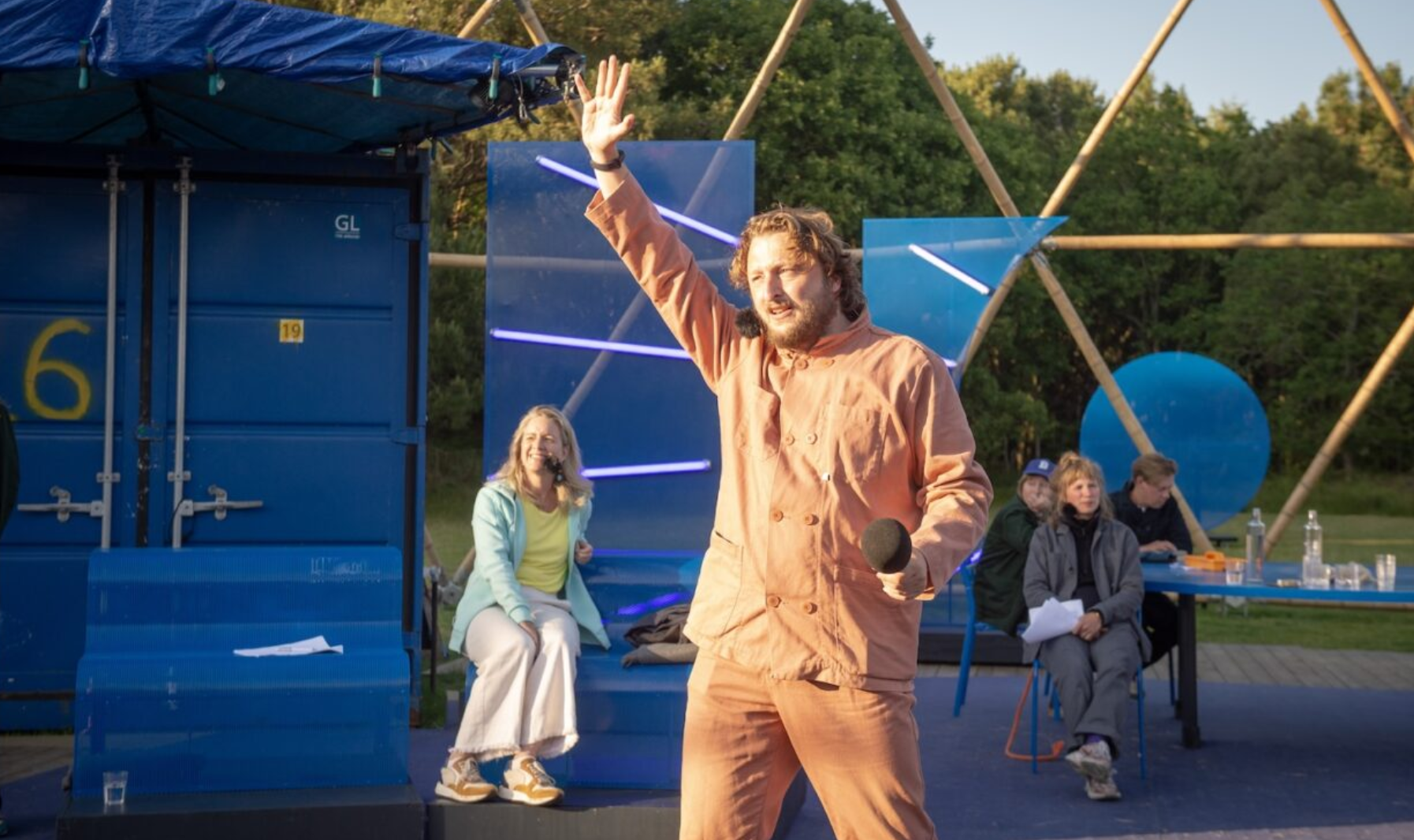 In een theatrale talkshow op zoek naar nieuwe wetsvoorstellen voor ons geldstelsel