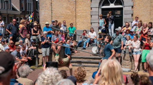 Opnieuw minder bezoekers op Oerol, toch kijkt organisatie tevreden terug: “Een goed aantal”