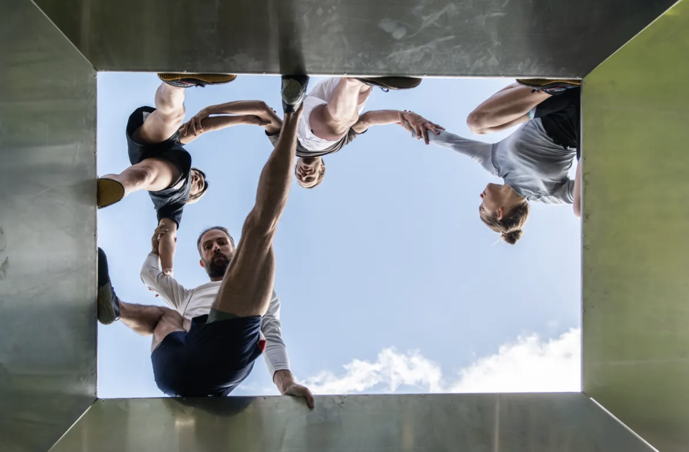 Acrobaten vouwen zich in een lijst in ongelooflijke houdingen