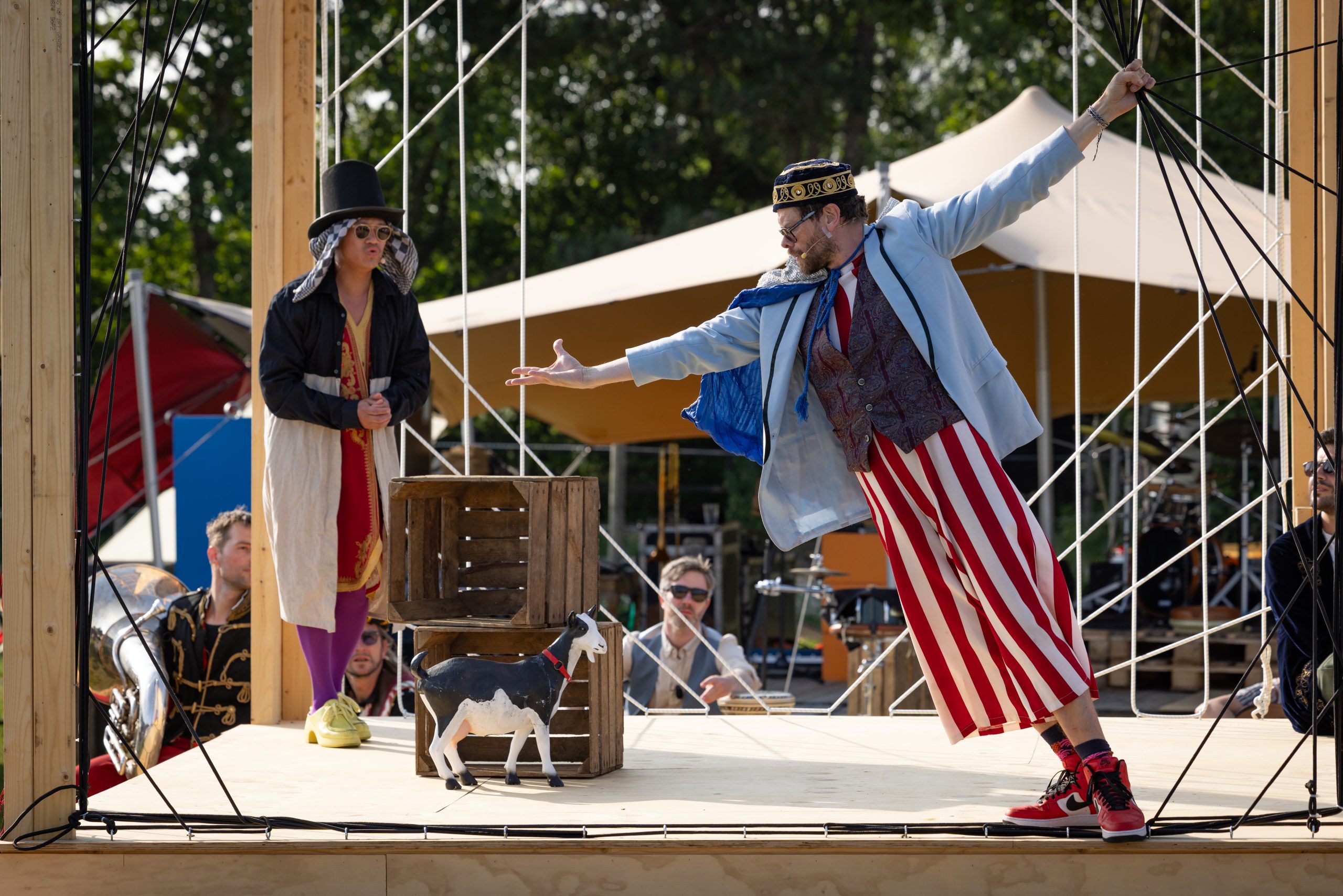 Clown staat met zijn lach tegenover de harde werkelijkheid