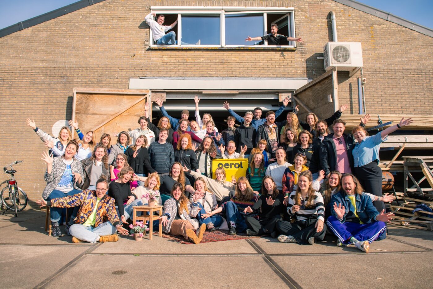 Het team van Oerol staat voor de Oerol-loods op Kinnum