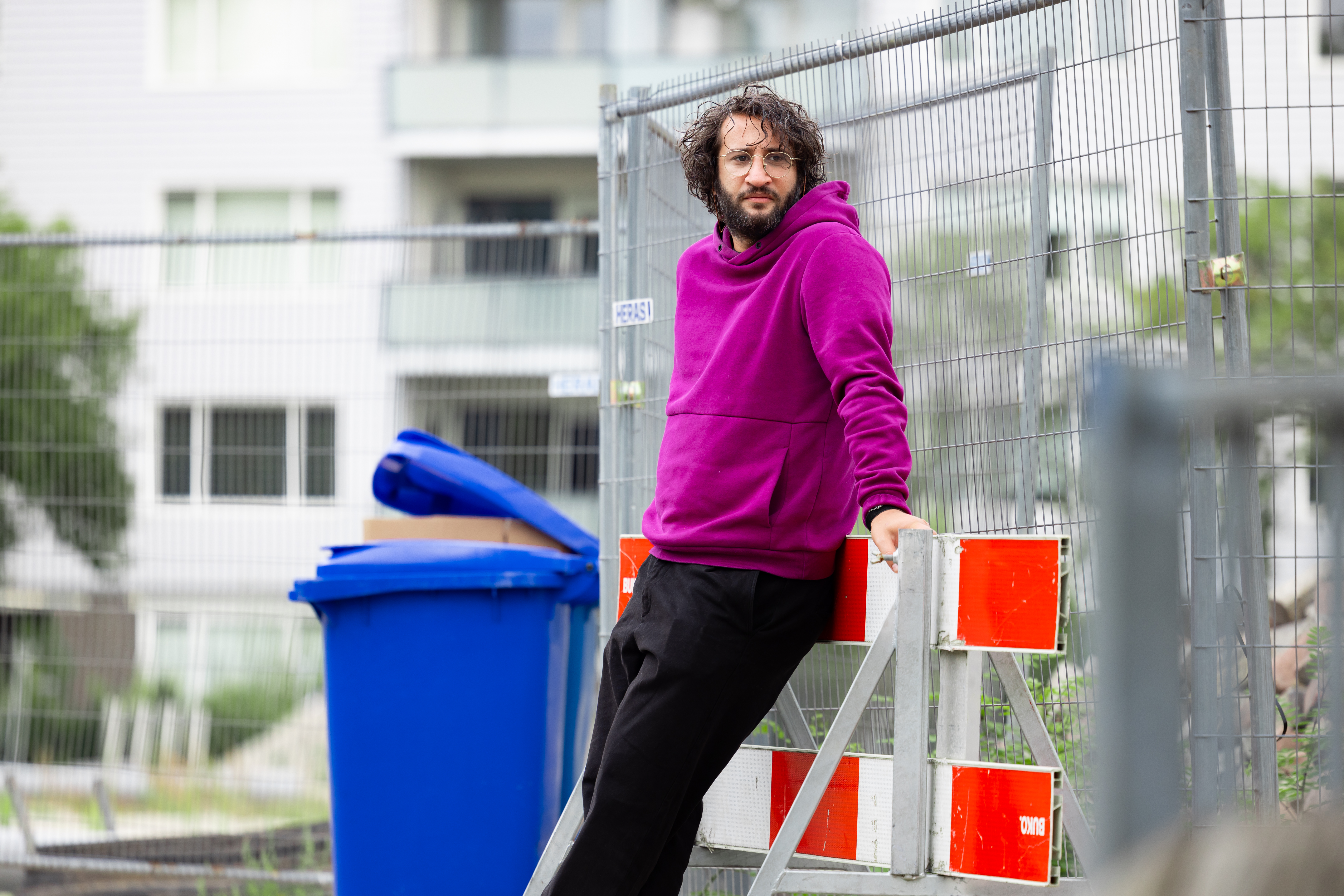 Het begon als een grap, maar hoe langer ze het erover hadden, hoe logischer het klonk: een satirische musical over het asieldebat