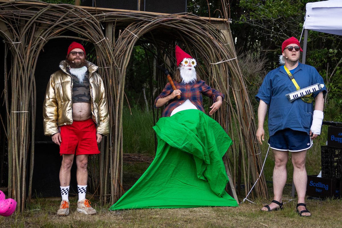 In this bold adaptation of Shakespeare, Puck falls in love with Snow White